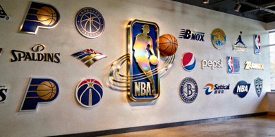 NBA合作伙伴Logo墙 - NBA标志与篮球元素结合